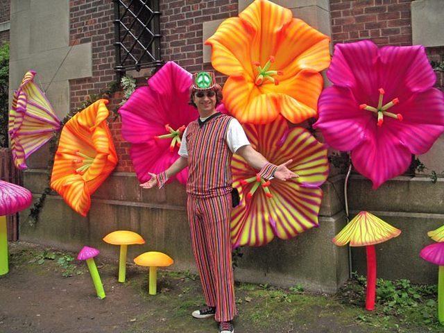 On Saturday I wore my "Summer of Light" costume (40 years after the Summer of Love)... Flower power!